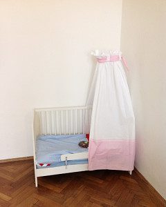 Kinderbett mit Betthimmel