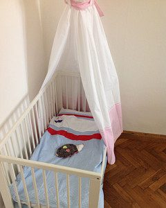Kinderbett mit Betthimmel