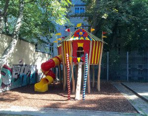 Spielplatz-Stumpergasse-Wien-mit-Kind