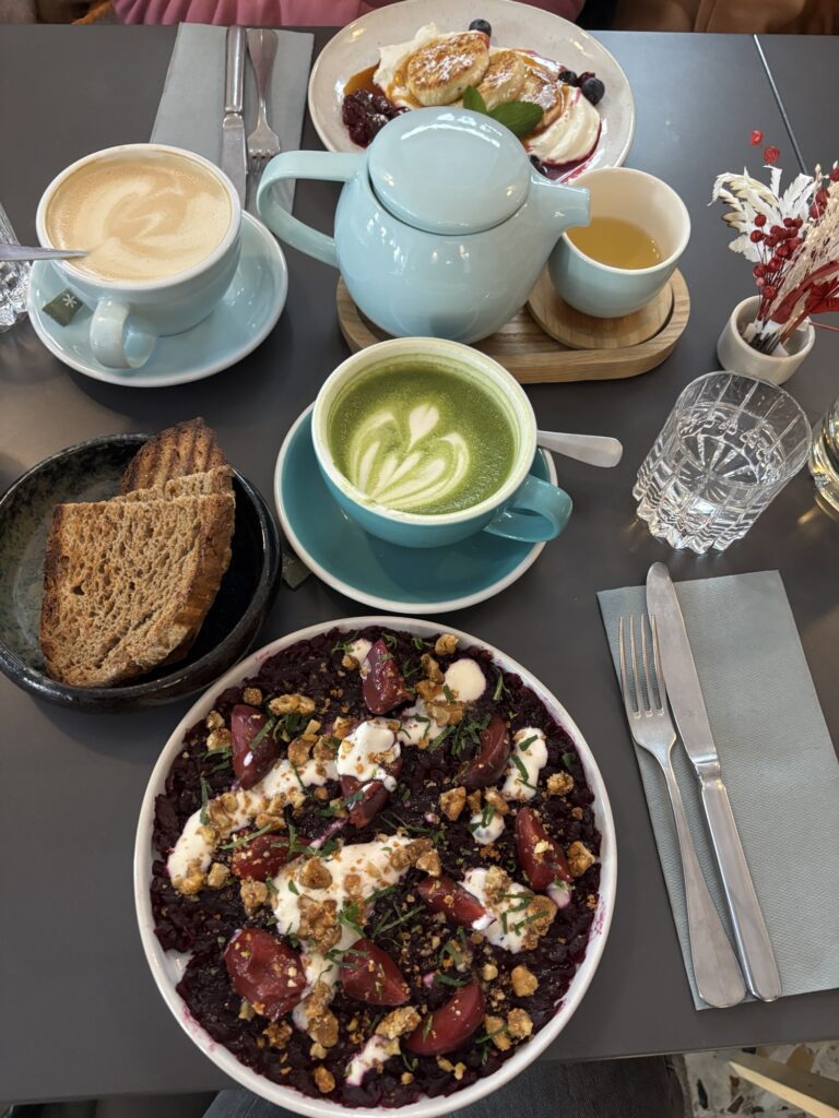 Frühstück im Sil: Leo‘s Salat mit roten Rüben, Walnüssen, Zwetschken und Tsatsiki