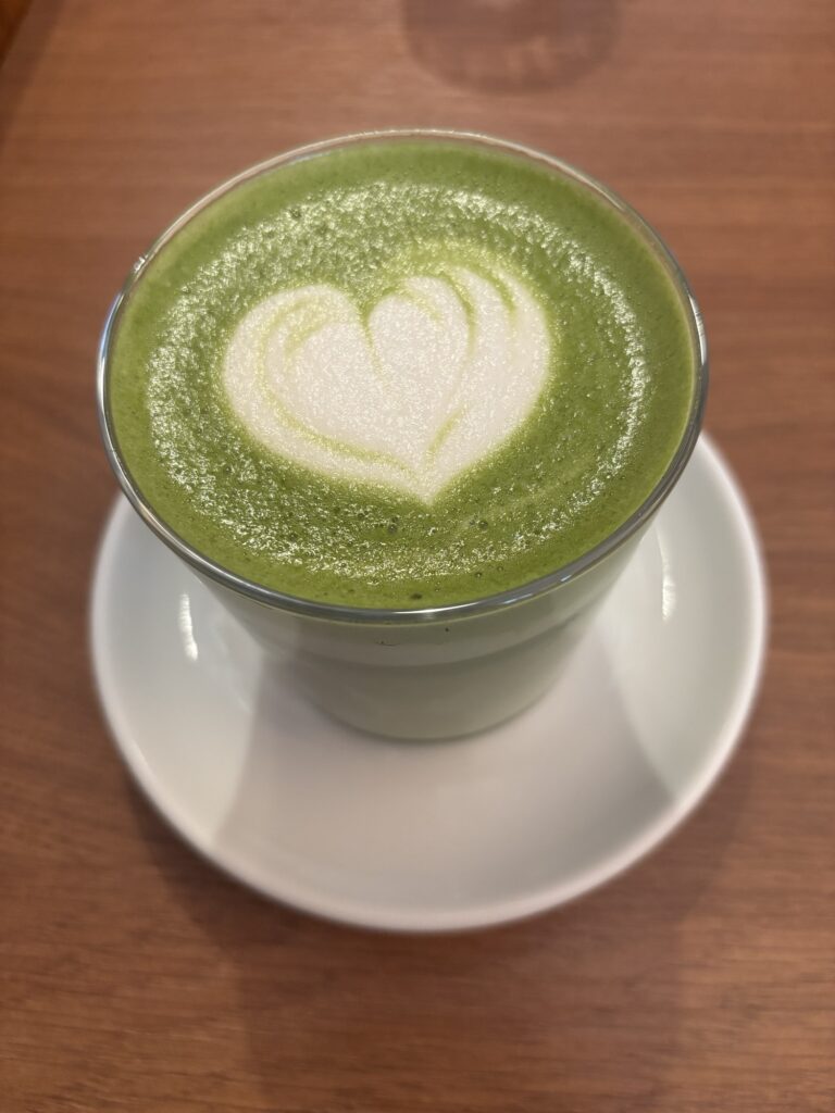 Matcha Latte im Café Caché