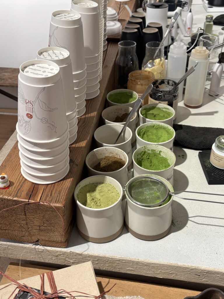 Matcha-Sorten und Hojicha bei Misa.