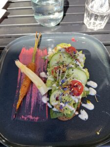 Frühstücksteller mit Avocadobrot