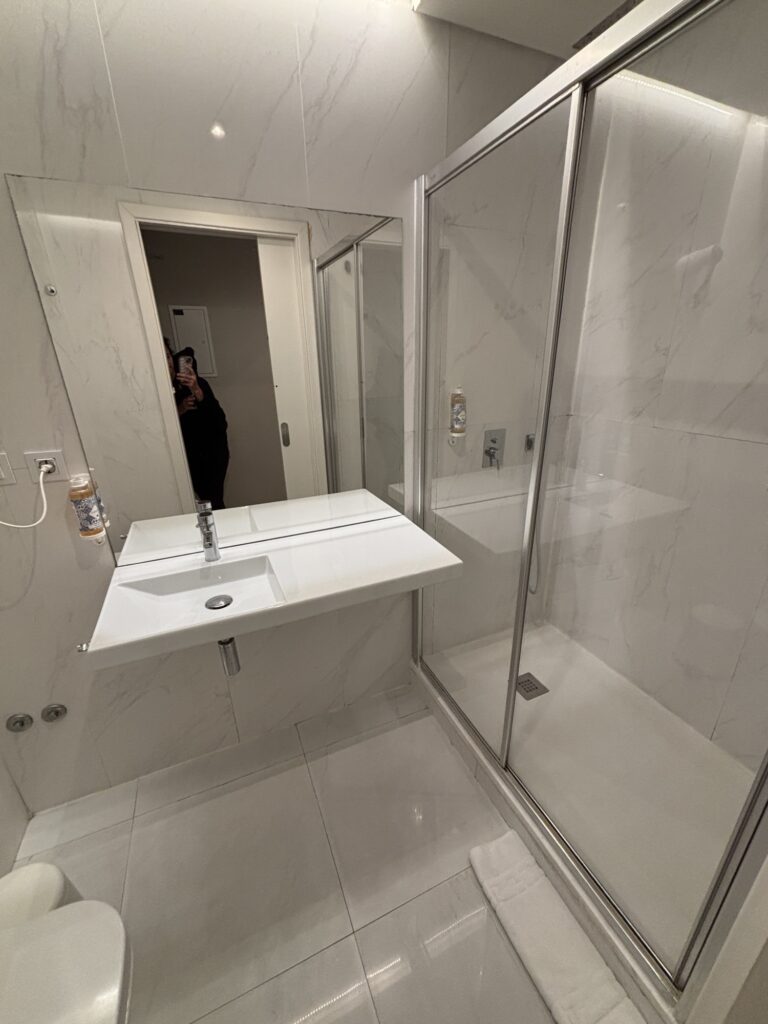 Duschbad mit WC im The Central House Lisbon Baixa